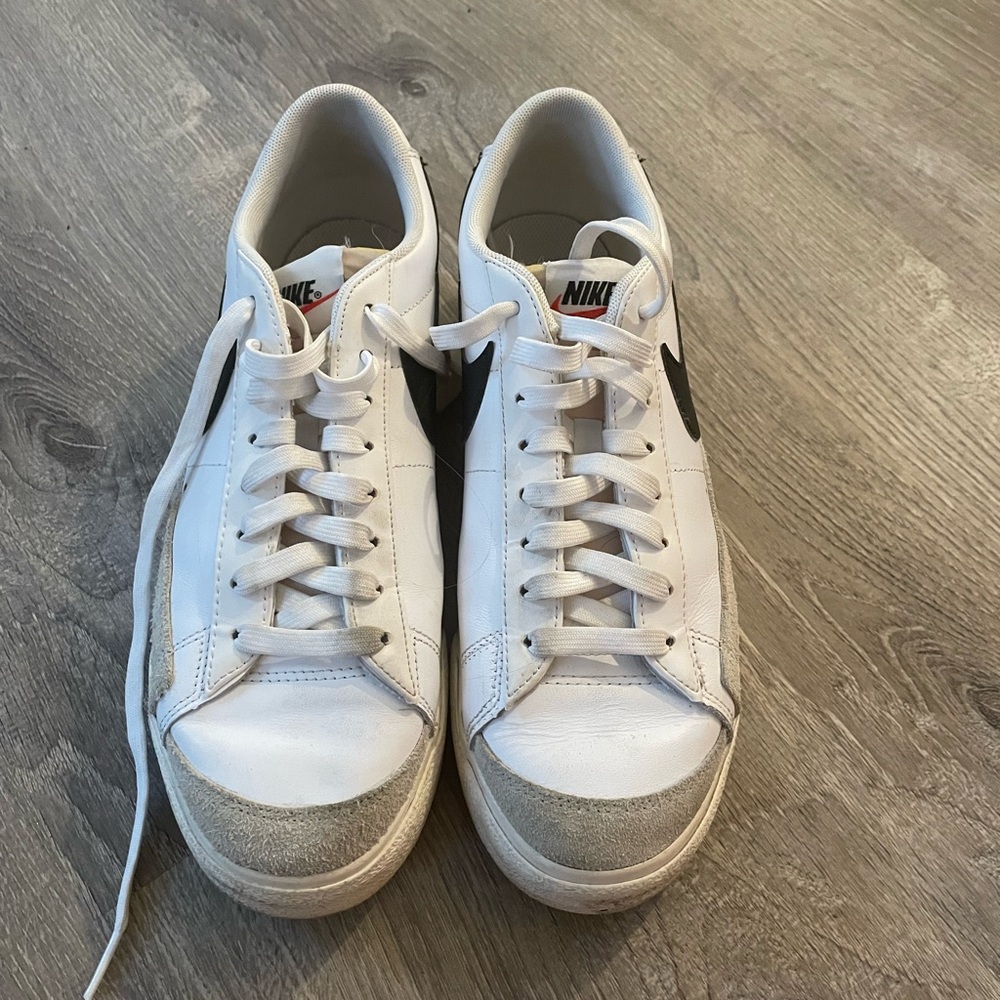 Nike Men's White and Black Sneakers